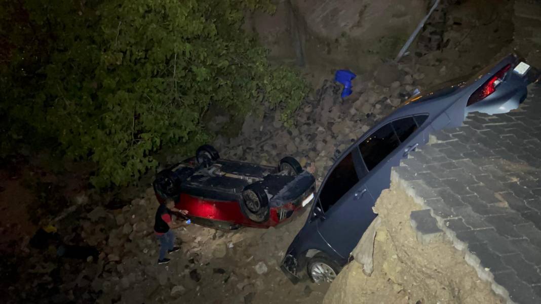 Sağanak sele yol açtı, düşen kaya parçaları otomobillere isabet etti 4